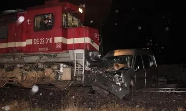 Yük treni, hafif ticari araca çarptı: 1 ölü, 1 yaralı