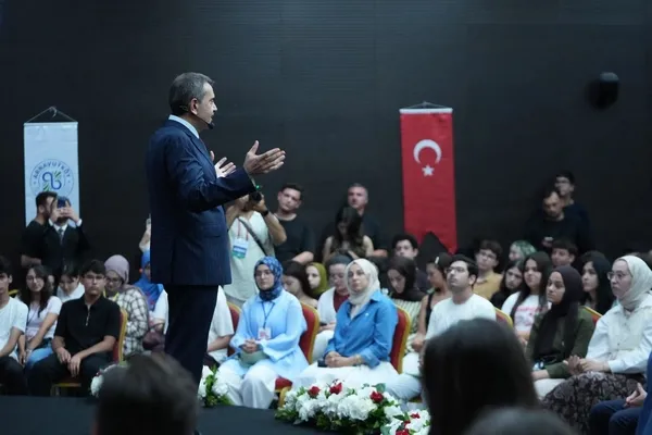 bakan-tekin-universite-tercih-destek-programinda-genclerle-bir-araya-geldi-1786121293591.jpg