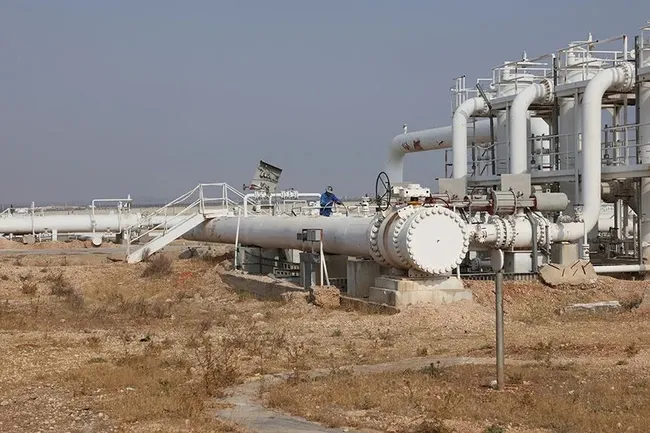 suriyede-yeni-donemin-adimlari-atiliyor-deyrizordaki-gaz-sahasinda-uretim-yeniden-basladi-1788300656784.jpeg