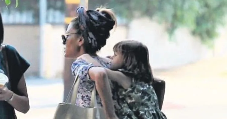 Kızını sırtında taşıdı