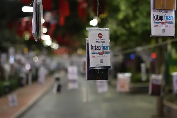 kocaelide-kitap-fuari-gelenegi-surdu-kitaplar-yine-agaclarda-acti-1759509358797.jpg
