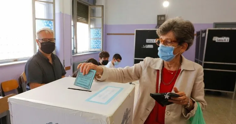 İtalya’da anayasa referandumu için yapılacak oylama 2 gün sürecek