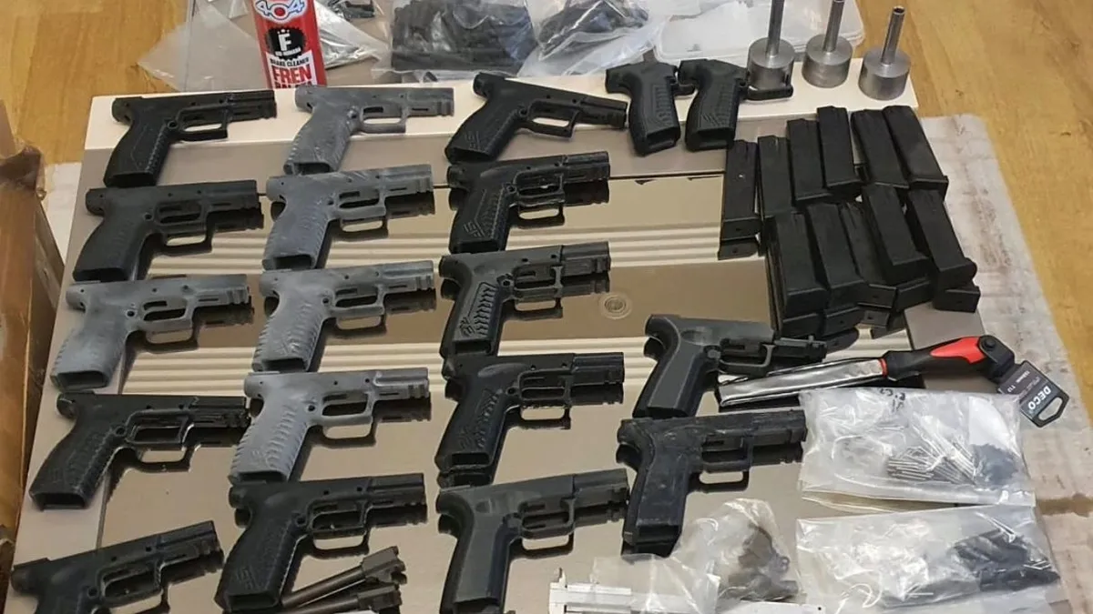 İzmir'de düzenlenen suç örgütü operasyonunda gözaltılar yapıldı.