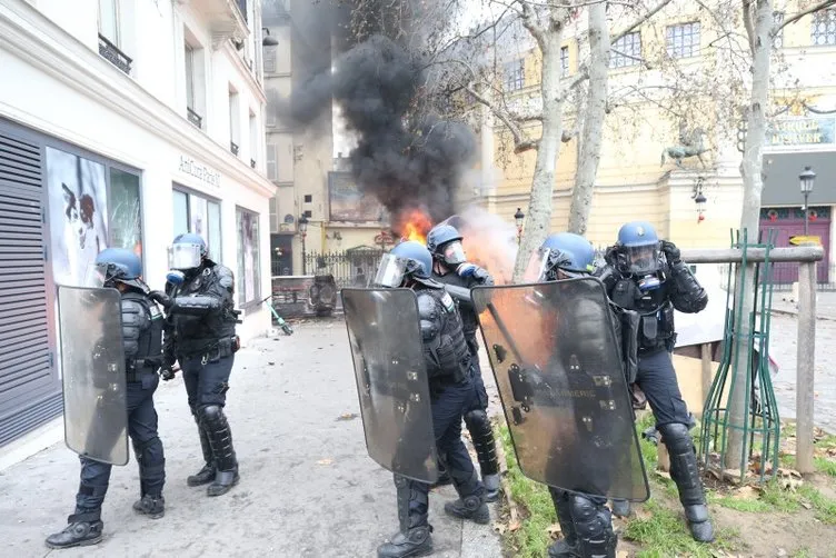 Fransa krizi büyütecek kararından vazgeçti! PKK yandaşları Paris sokaklarını savaş alanına çevirmişti