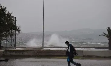 İzmir’i fırtına ve sağanak yağış vurdu... Cadde ve sokaklar göle döndü