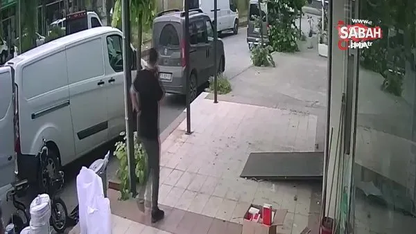 İzmir'de şaka gibi olay! Yolda yürürken boynuna kablo düştü | Video