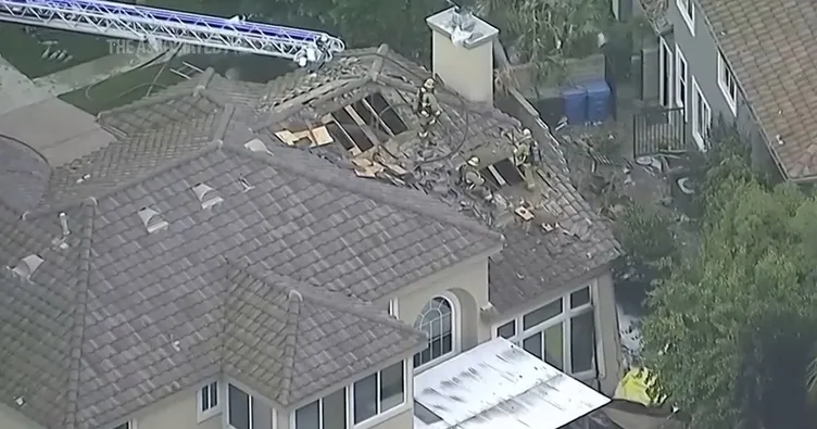 ABD’de küçük uçak dehşeti: Evlerin arasına daldı