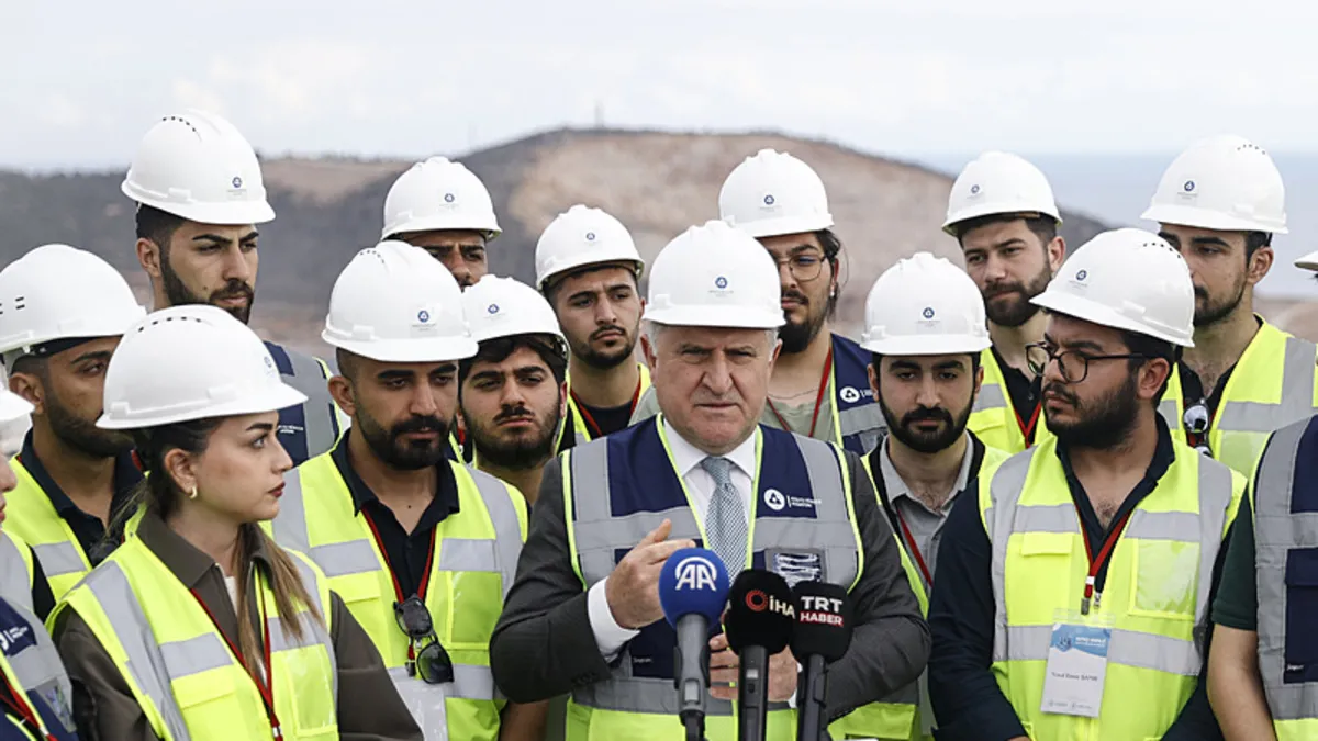 Bakan Bak Akkuyu NGS’yi ziyaret etti: “Ülkemizin güçlü yarınlarına güveniyoruz” Bakan Bak Akkuyu NGS’yi ziyaret etti: “Ülkemizin güçlü yarınlarına güveniyoruz”