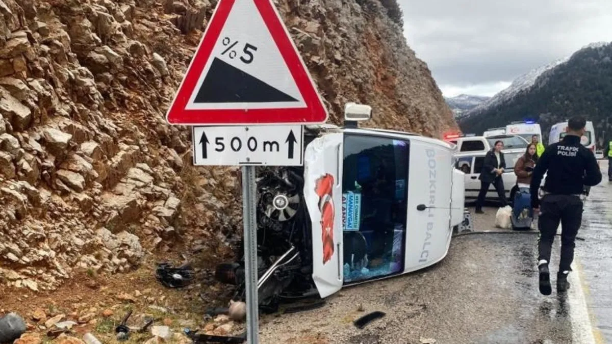 Antalya'da yolcu otobüsünün devrilmesi sonucu 9 kişi yaralandı