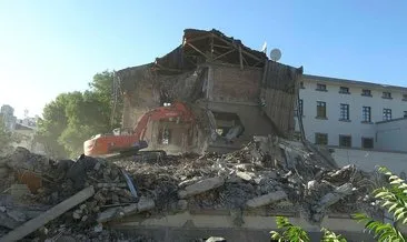Depremde hasar alan valilik binası yıkılıyor