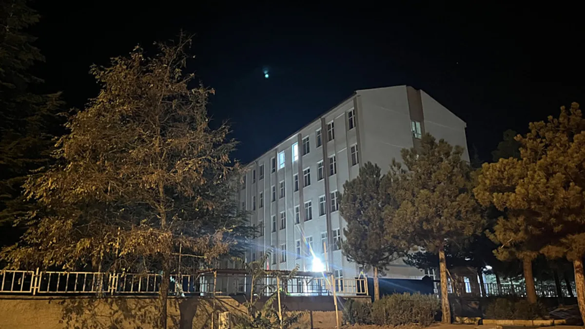 Niğde’de 6 öğrenci yedikleri pastadan sonra hastanelik oldu! Niğde’de 6 öğrenci yedikleri pastadan sonra hastanelik oldu!