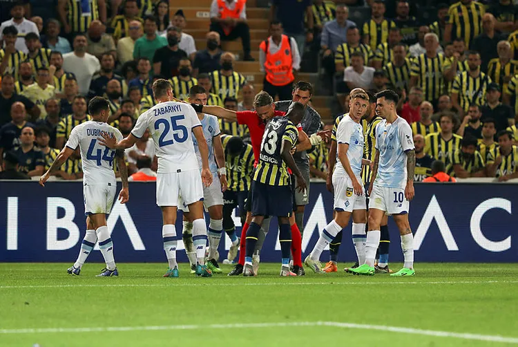 son-dakika-fenerbahce-dynamo-kiev-karsisinda-tur-pesinde-mac-uzadi-1658949375025.jpg