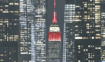 Empire State binası kırmızı beyaz