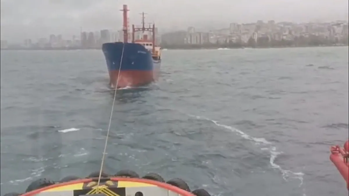 Marmara Denizi’nde sürüklenen kargo gemisi kurtarıldı Marmara Denizi’nde sürüklenen kargo gemisi kurtarıldı