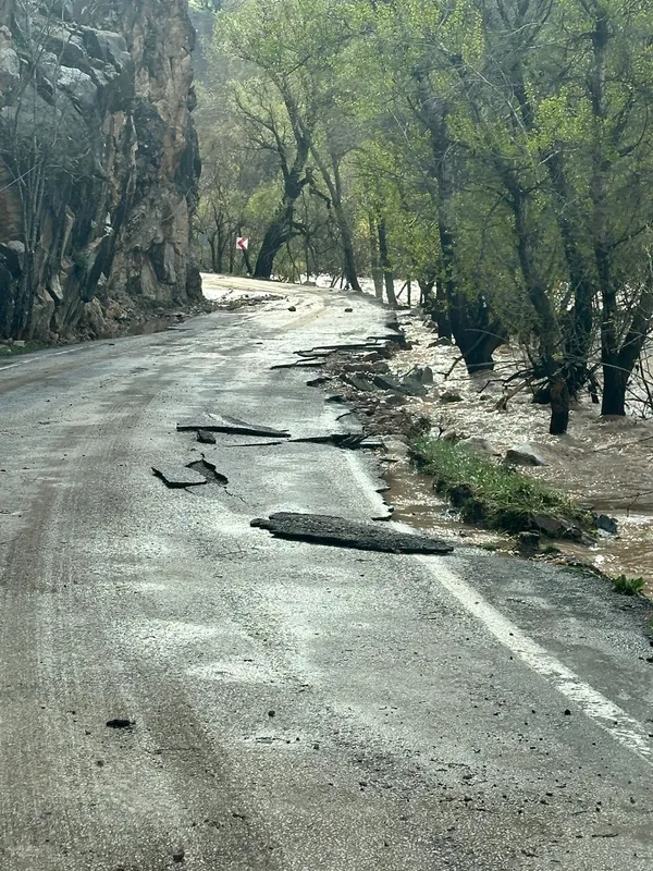 tunceliovacik-karayolu-sel-nedeniyle-ulasima-kapandi-1777884014903.jpg