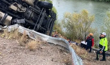 Devrilen TIR’da sıkışan sürücü iki saatte kurtarıldı #sivas