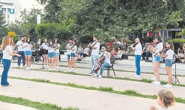 Orkestradan mini sokak konseri