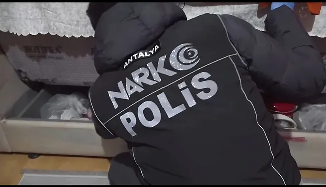 antalyada-uyusturucu-operasyonu-25-gozalti-1769095262864.jpg