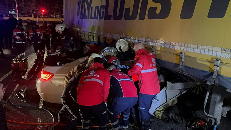 Otomobil TIR’ın altına girdi: Sürücü arabada sıkıştı!