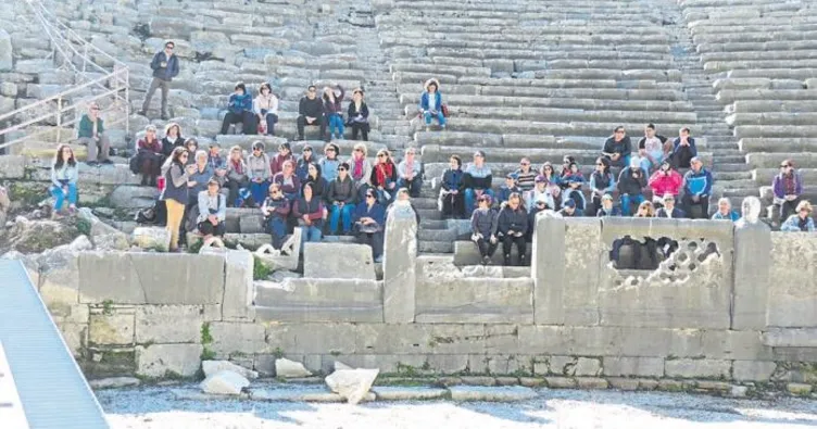 Perge Antik Kenti’ne tarih gezisi yapıldı