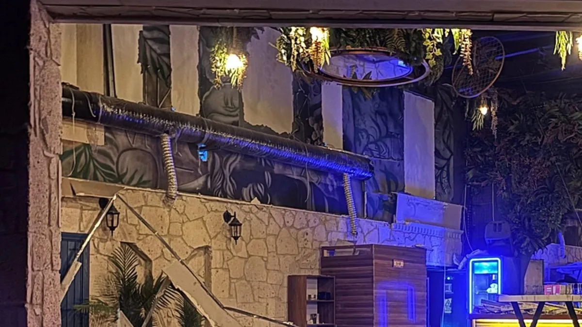 İzmir’de eğlence mekanında tavan çöktü! 6 yaralı