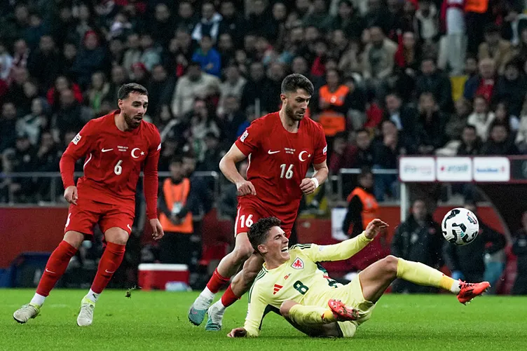 SON DAKİKA MİLLİ TAKIM HABERİ: Kerem Aktürkoğlu maç sonunda ağladı! Hakan Çalhanoğlu bu sözlerle teselli etti...