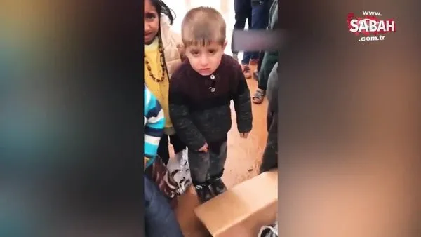 İdlib'te yürek burkan görüntüler! Üşüyen çocuğa videonun yayılmasından sonra yardım eli yine Türkiye'den uzandı | Video