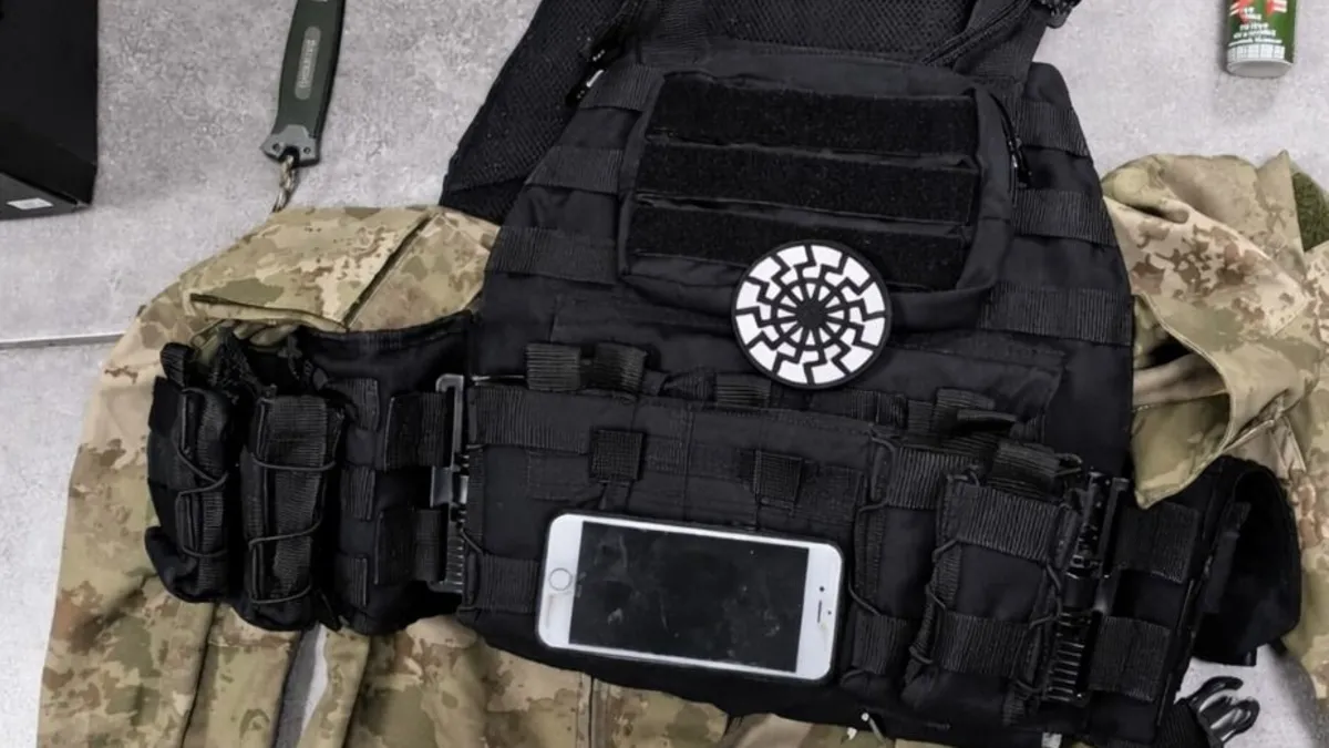 Okula saldırı paylaşımı yapan şüphelinin evinde hücum yeleği çıktı Okula saldırı paylaşımı yapan şüphelinin evinde hücum yeleği çıktı