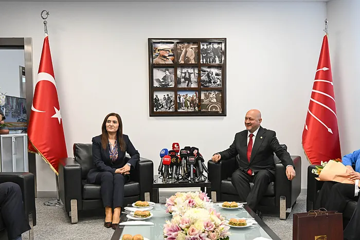 son-dakika-ak-parti-ve-chp-heyetleri-bayramlasti-huseyin-yaymandan-aciklama-turkiyenin-onu-aydinliktir-1779953812023.jpg