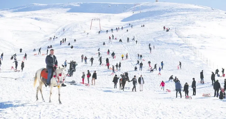 Elmadağ’daki kayak merkezi doldu taştı