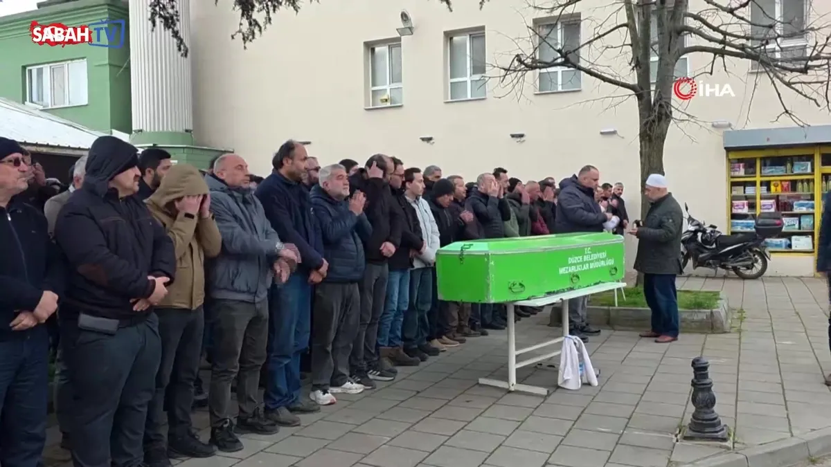 Halı sahada kalp krizi geçirdi, son yolculuğuna uğurlandı videosunu izle Halı sahada kalp krizi geçirdi, son yolculuğuna uğurlandı videosunu izle