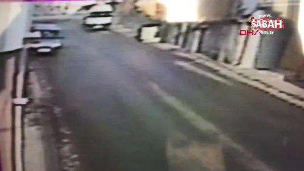 Sivas'ta el freni çekilmeyen minibüsün park halindeki araçlara çarpma anı kamerada | Video