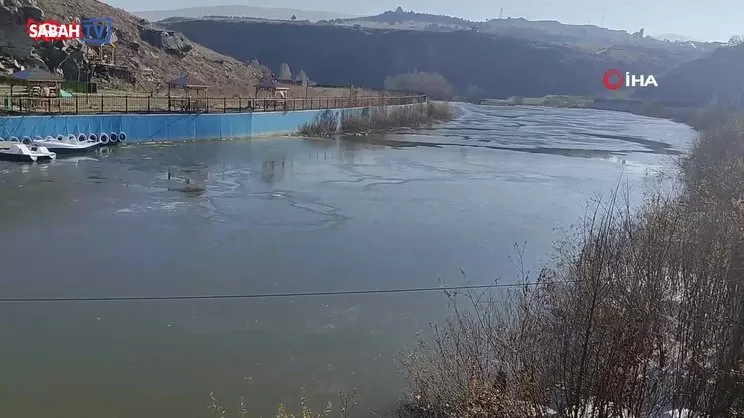 Ardahan'da Kura Nehri buz tuttu | Video