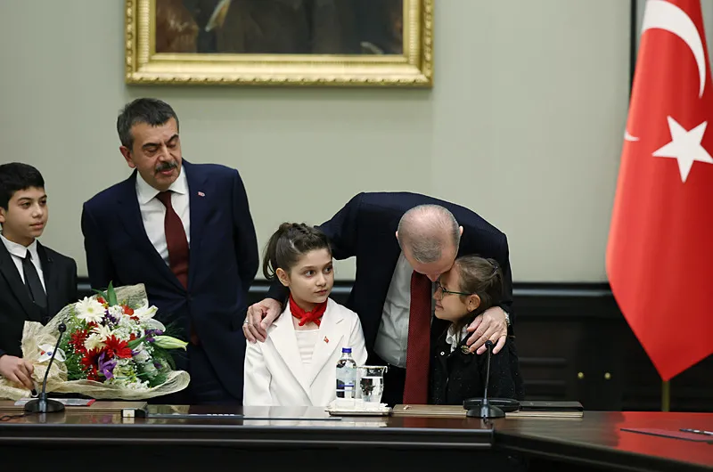 Başkan Erdoğan'ı duygulandıran hediye: Minik Buğlem o anları anlattı ...