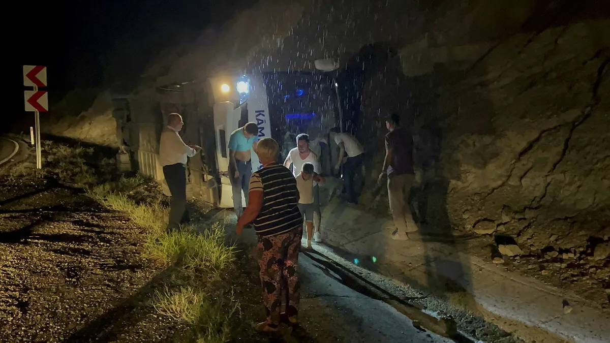 Burdur'da feci kaza: Virajı alamayan otobüs devrildi! 13 yaralı Burdur'da feci kaza: Virajı alamayan otobüs devrildi! 13 yaralı