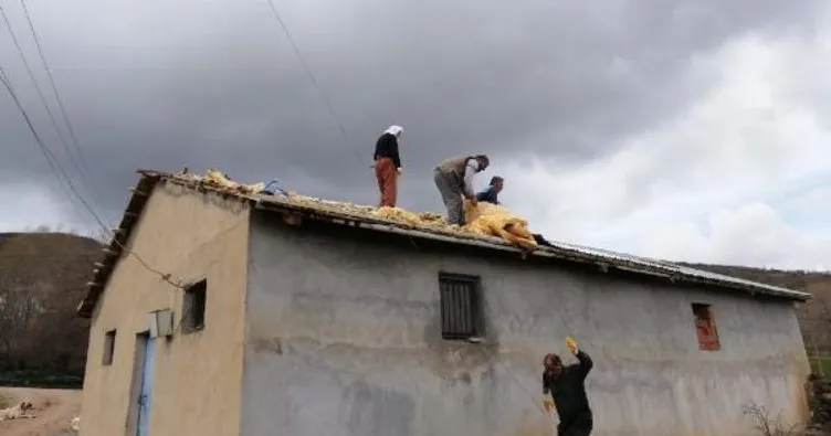 Elazığ’da fırtına; 30 köyde çatılar uçtu, elektrik direkleri devrildi