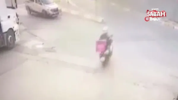 Sultanbeyli’de otomobil ile motosikletin çarpıştığı kaza kamerada | Video