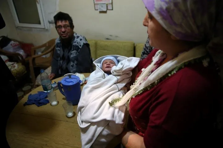 Evin önünde yeni doğmuş bebek bulundu