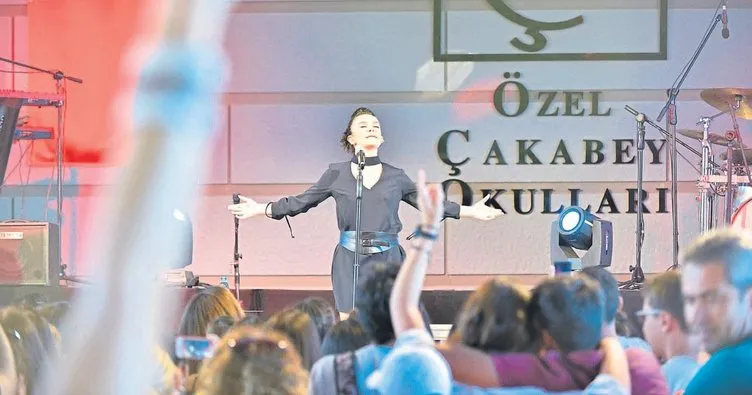 Fatma Turgut şarkılarıyla Çakabeylileri coşturdu