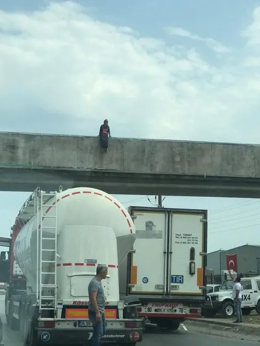 İntihar için çıktıÄı üst geçitte bayılıp, TIR'ın üzerine düÅtü