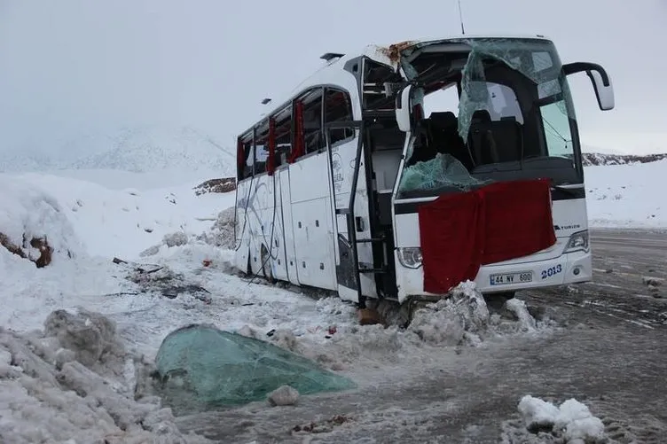 Malatya’da yolcu otobüsü devrildi