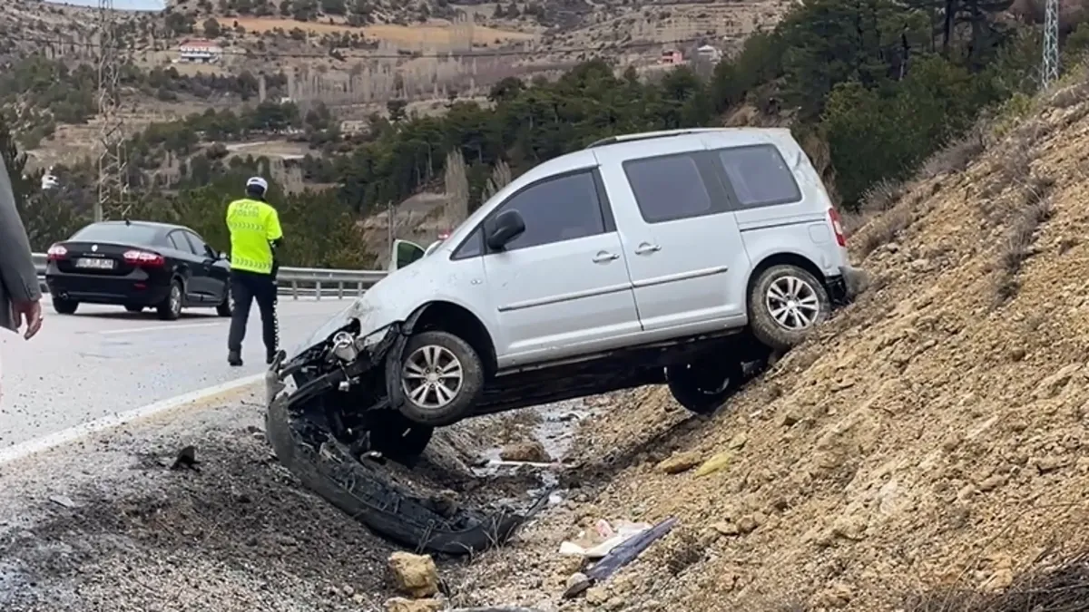 Kontrolden çıkan hafif ticari araç şarampole savruldu: 1 yaralı Kontrolden çıkan hafif ticari araç şarampole savruldu: 1 yaralı