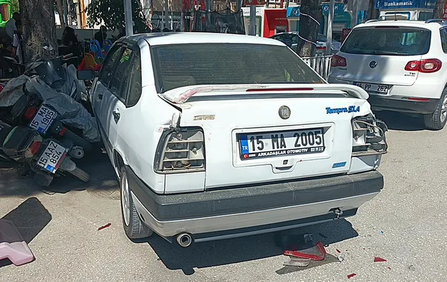 burdurda-ehliyetsiz-surucu-5-arac-ile-2-atmye-carpti-1788705662460.jpg