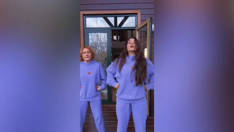 Dans videoları görenleri kahkahaya boğdu! Şarkıcı Atiye ve annesinden kanat çırpma dersi!