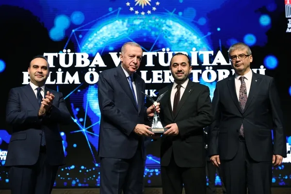 cumhurbaskani-erdogan-gtulu-akademisyene-tubitak-tesvik-odulunu-takdim-etti-1734598004357.jpg