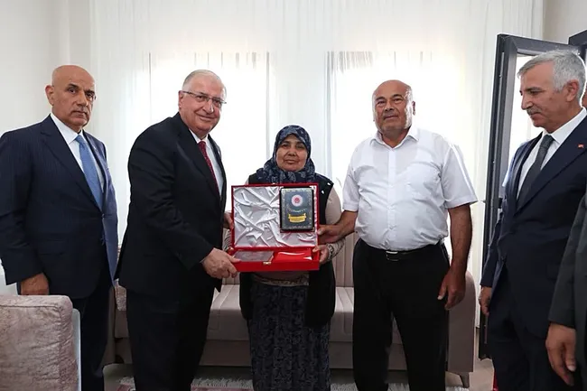 bakan-gulerden-sehit-emre-gungorun-ailesine-ziyaret-1781113938915.jpeg