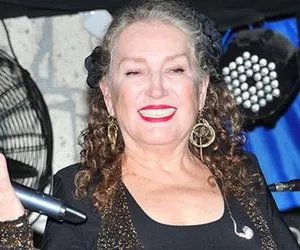 Balkan şarkılarının efsane sesi Suzan Kardeş’in kızı Begüm ilgi odağı oldu! Suzan Kardeş'in kızı Begüm de şarkı söylüyor...
