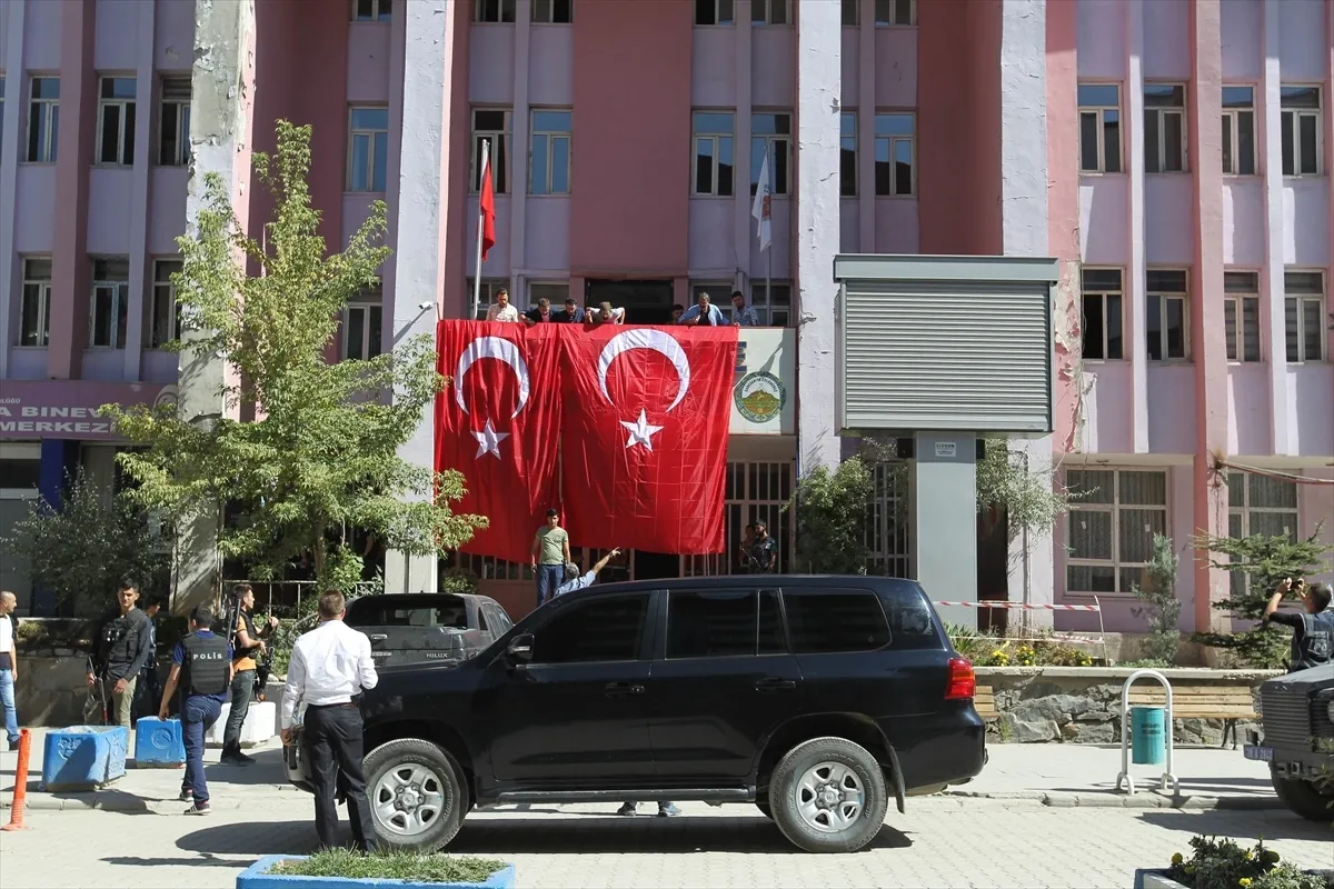 Kayyum atanan Hakkari Belediyesi’ne Türk bayrağı asıldı-1
