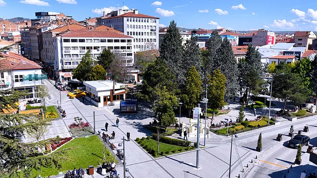 bakan-kurum-corumdaki-dev-donusumu-paylasti-sehrin-hafizasina-layik-bir-meydan-insa-ettik-1787499058347.jpeg