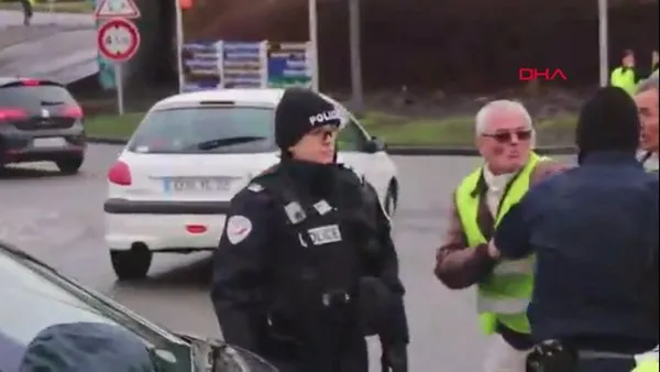 Fransa'nın başkenti Paris'te ihtiyar göstericiden polise sert yumruk!